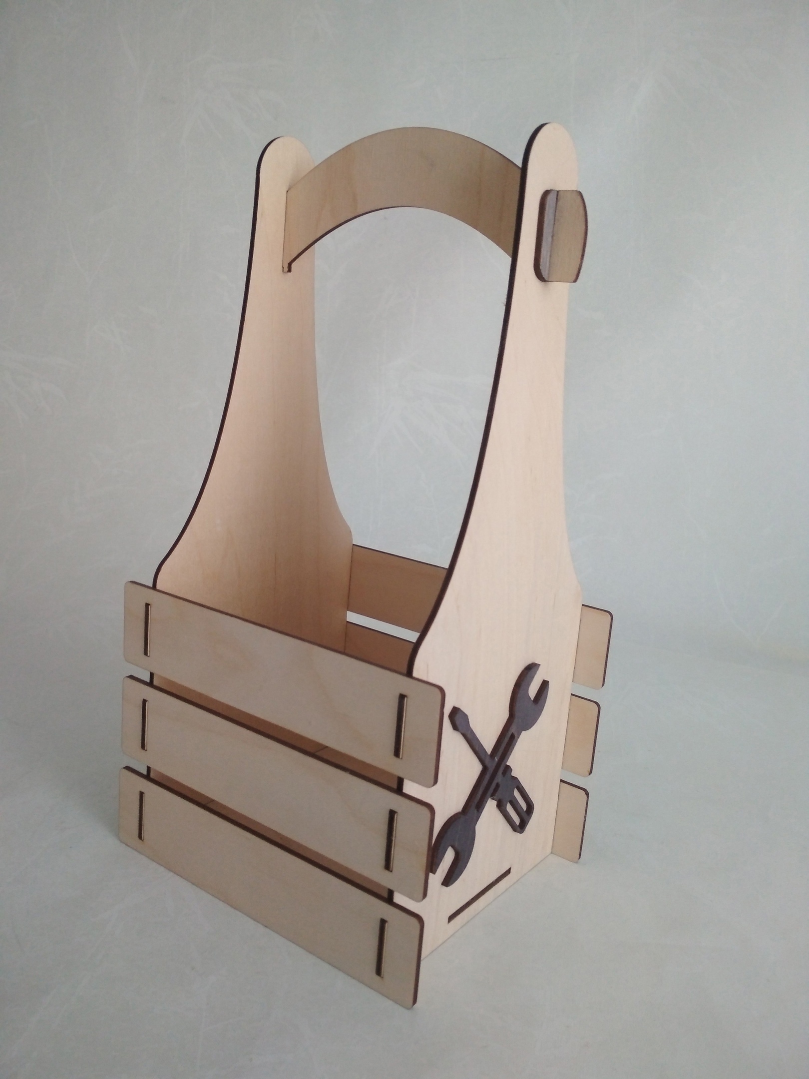 Caja de herramientas de madera cortada con láser