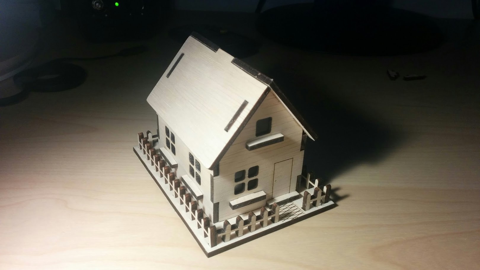 Modelo de corte a laser de madeira compensada de 3 mm para casa de madeira