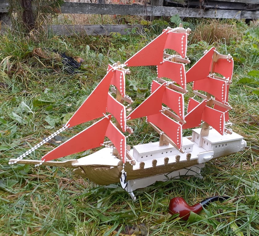 Modello di nave a vela in legno tagliato al laser