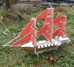 Modello di nave a vela in legno tagliato al laser