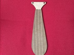Cravatta flessibile tagliata al laser