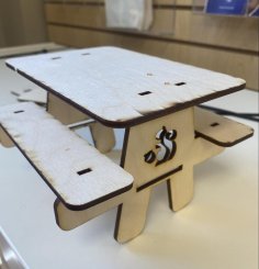 Laserowo wycinany stół piknikowy z zabawkami