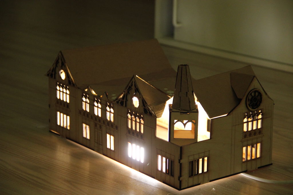 Lámpara con forma de casa cortada con láser