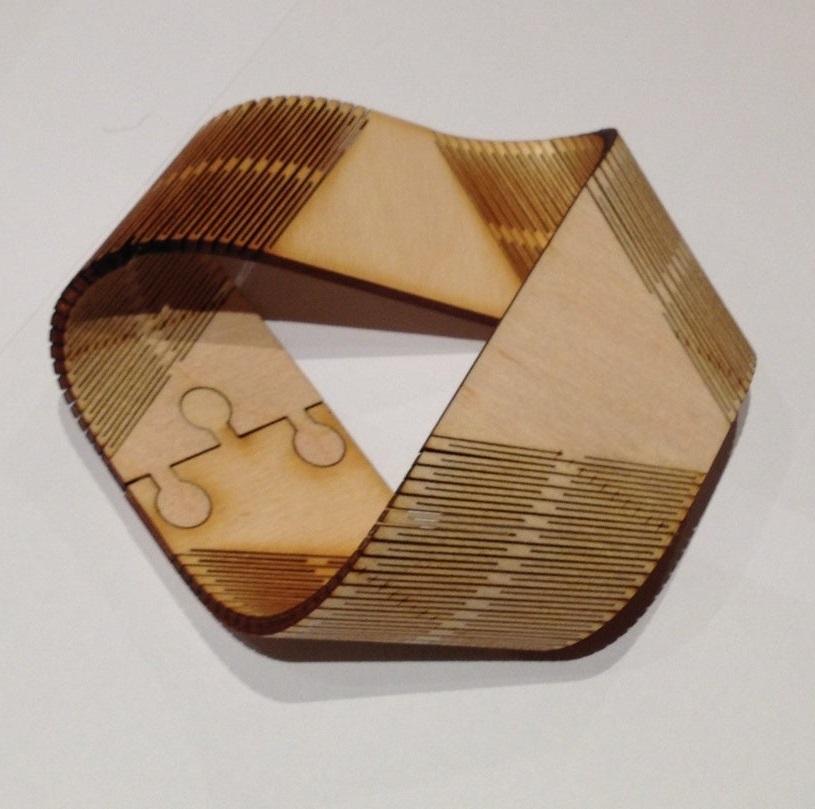 Lasergeschnittenes Möbiusband 3 mm Birkensperrholz