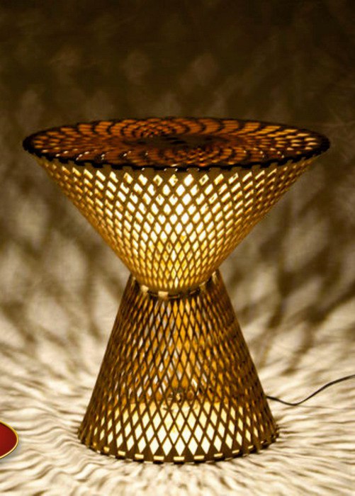 Lámpara de mesa cortada con láser