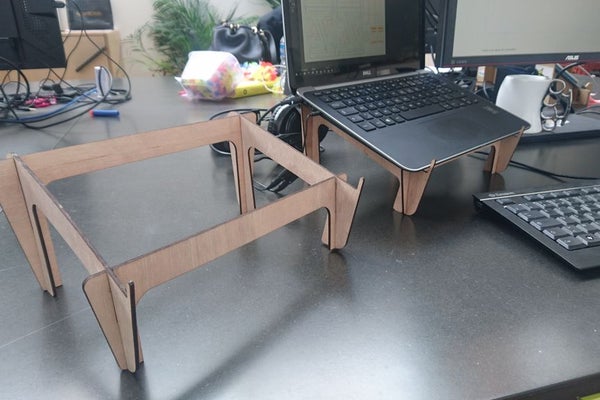 Soporte para computadora portátil de madera cortada con láser