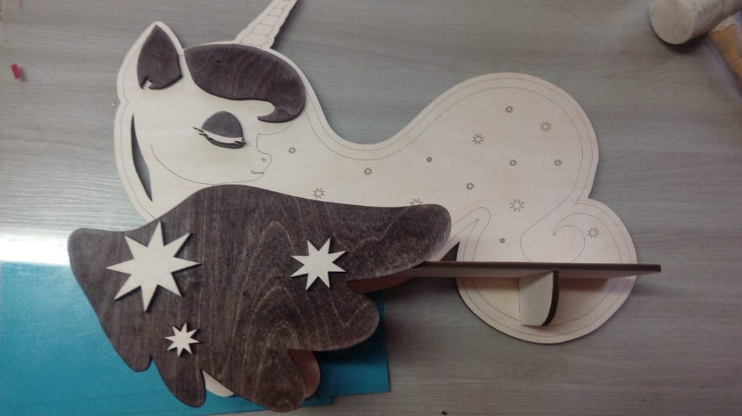 Unicorno carino in legno tagliato al laser con ripiano a stelle