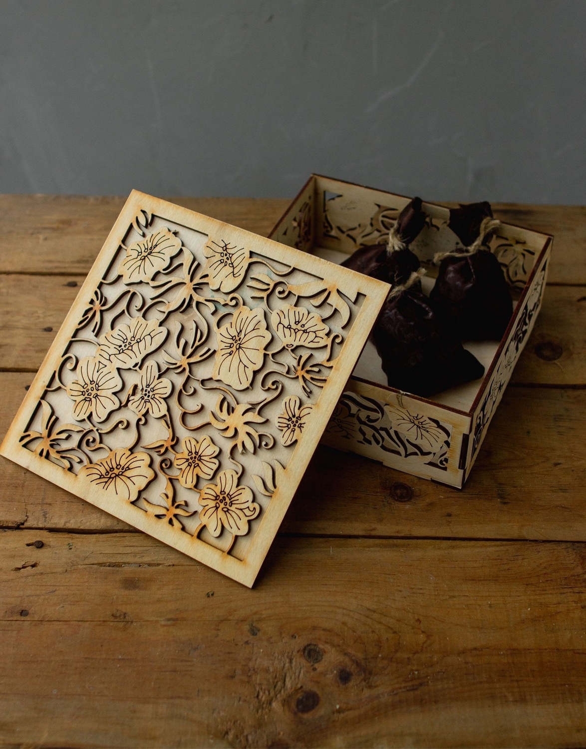 Лазерная резка деревянной декоративной подарочной коробки