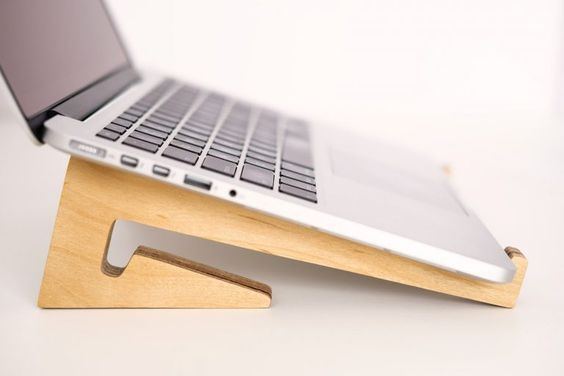 Lasergeschnittener Laptopständer aus Holz für den Schreibtisch