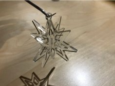 Lasergeschnittenes zweiteiliges Schneeflocken-Ornament