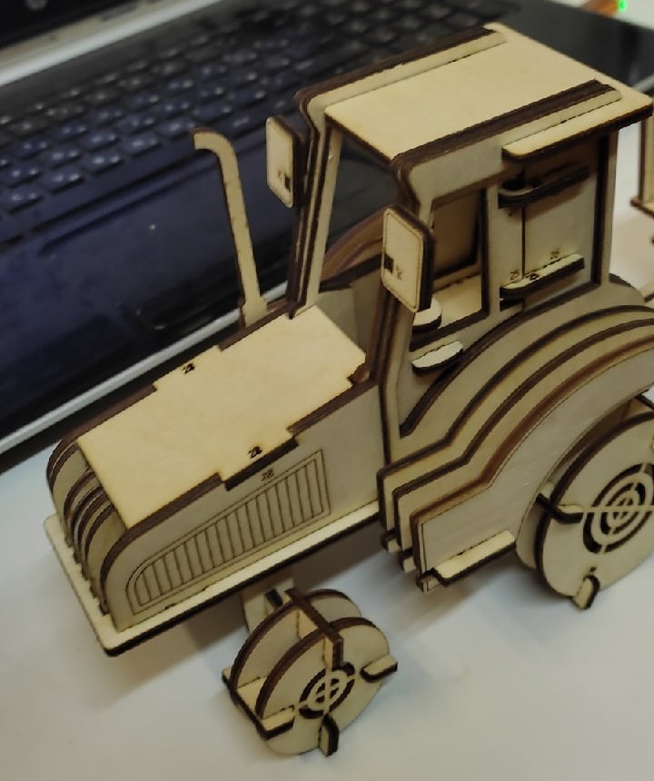 Tracteur découpé au laser avec chariot Puzzle 3D