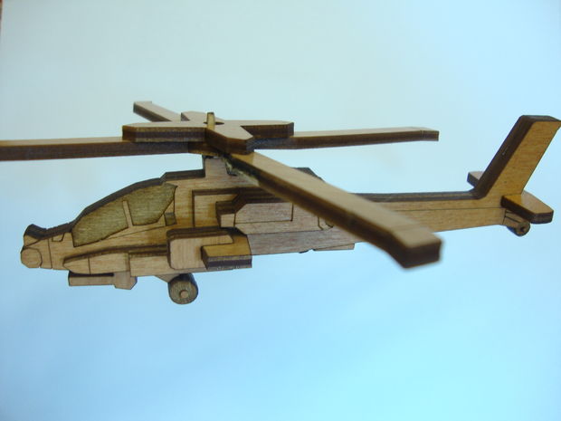 Modello di elicottero Apache tagliato al laser