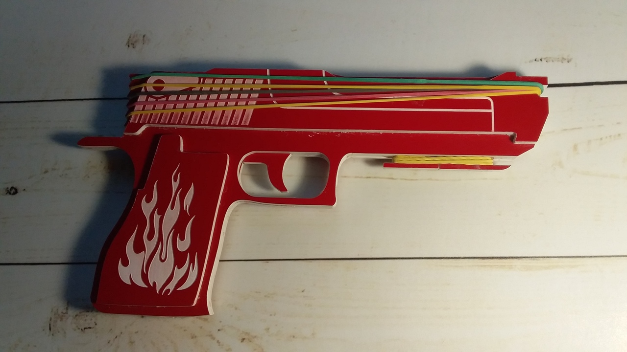 Лазерная резка деревянного пистолета с резиновой лентой