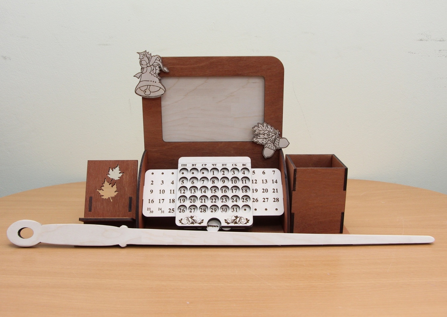 Laserowo wycinany wieczny kalendarz na biurko z uchwytem na telefon z ramką na zdjęcia