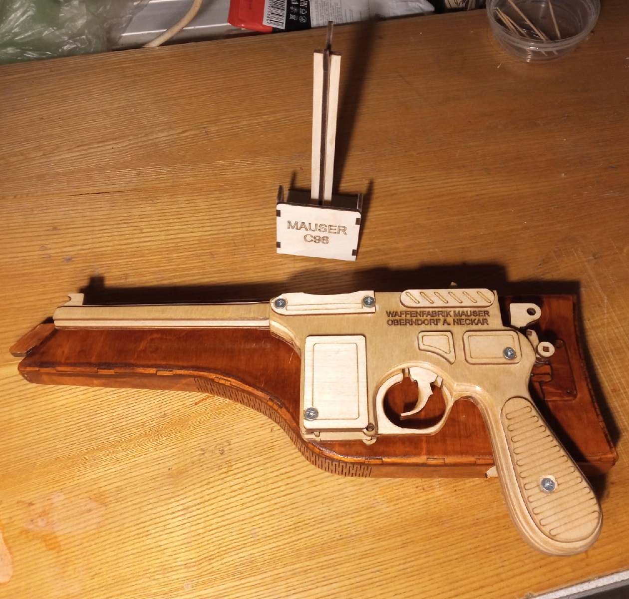 Pistola giocattolo Mauser C96 tagliata al laser