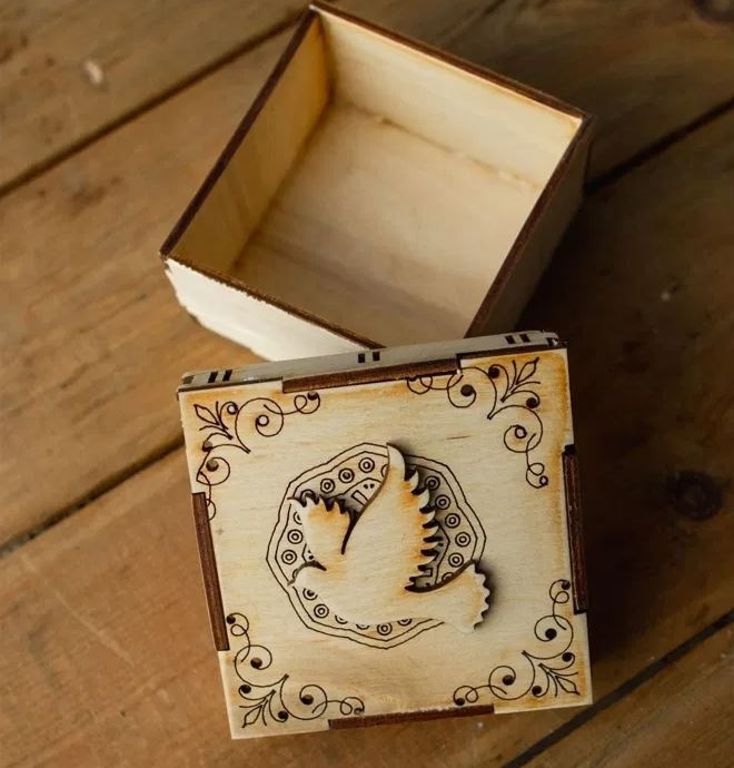 Laserowo wycinane drewniane pudełko z dekoracją gołębia