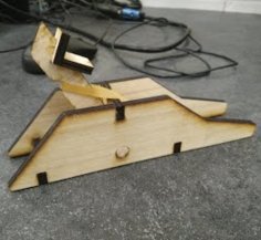Catapulta de juguete de madera cortada con láser