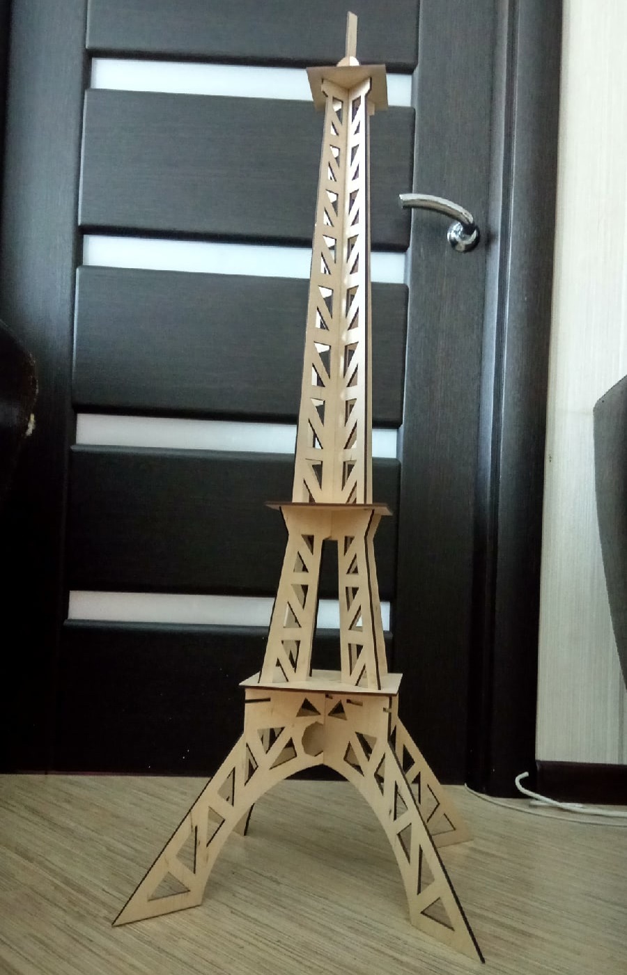Torre Eiffel de madera cortada con láser