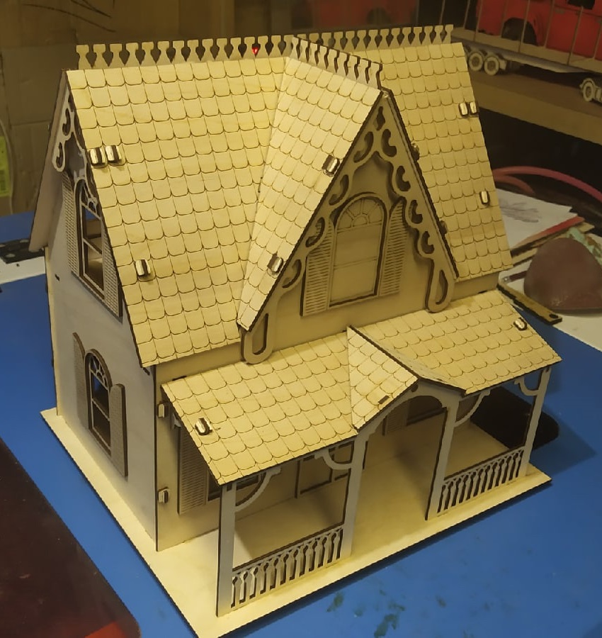 Casa de muñecas decorativa de madera cortada con láser