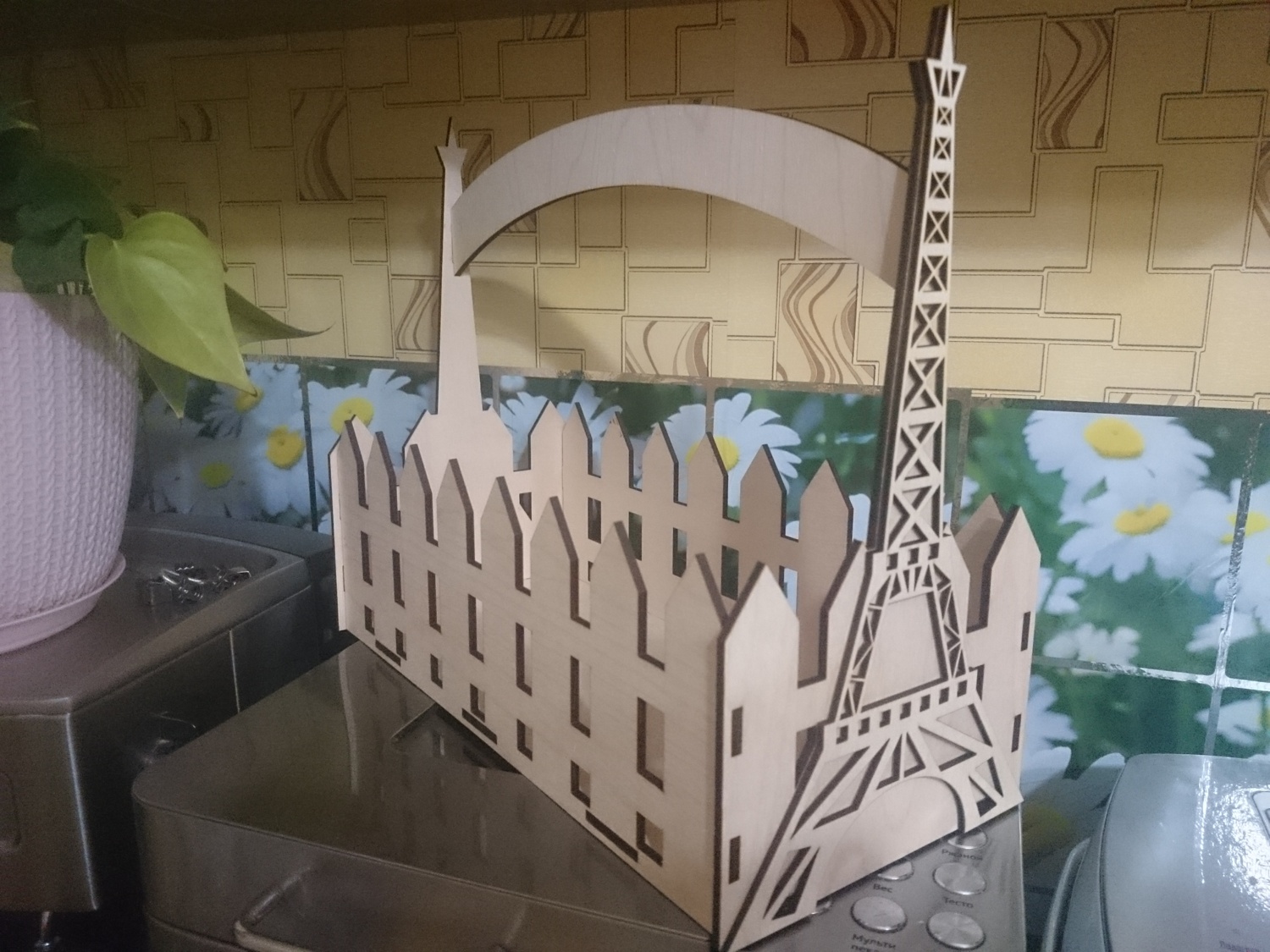Cesto di caramelle con fioriera Torre Eiffel tagliato al laser