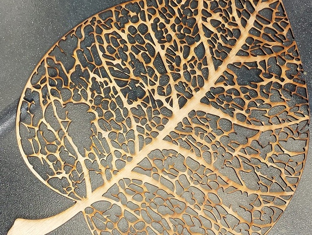 Laserowo wycinany drewniany liść