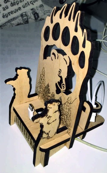 Laserowo wycinany stojak na telefon z niedźwiedziem