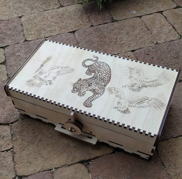 Лазерная резка деревянной коробки с гравировкой льва на крышке