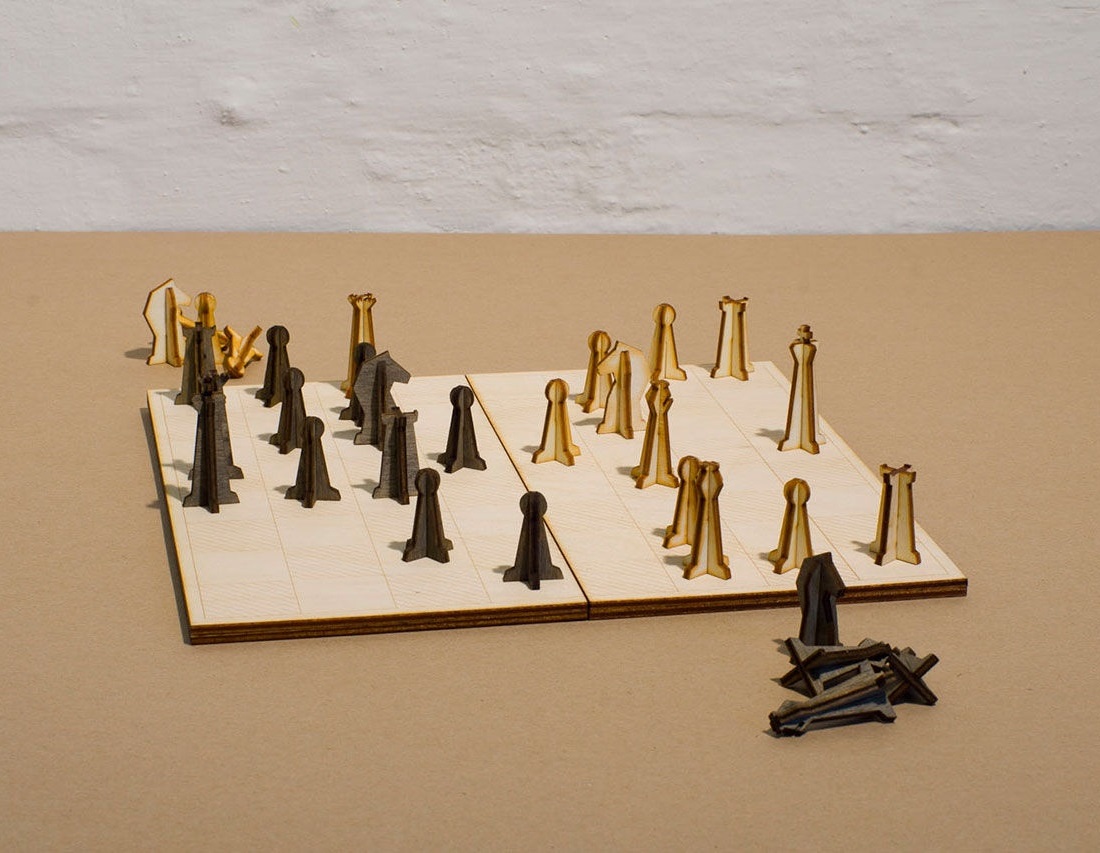 Piezas de ajedrez de madera cortadas con láser
