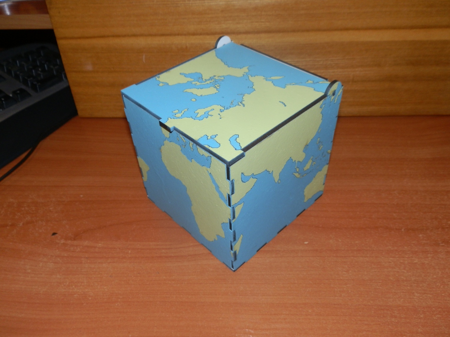Caja de mapa mundial cortada con láser
