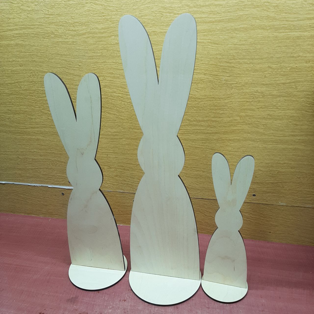 Conejo de Pascua de pie decorativo cortado con láser