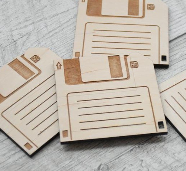 Sottobicchieri per floppy disk in legno da 3,5 pollici tagliati al laser