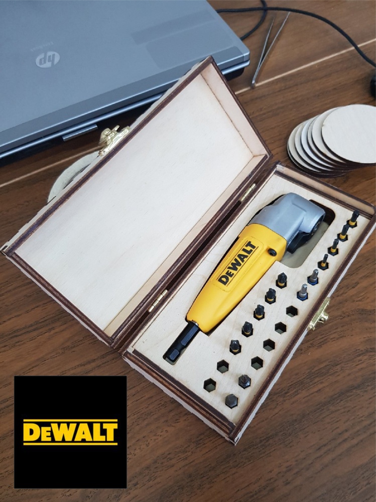 Лазерная резка деревянной коробки для углового крепления DEWALT