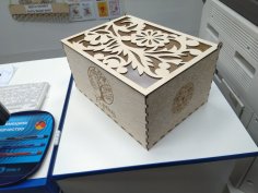 Lasergeschnittene, dekorativ gravierte Holzkiste mit Deckel für A4-Dokumente