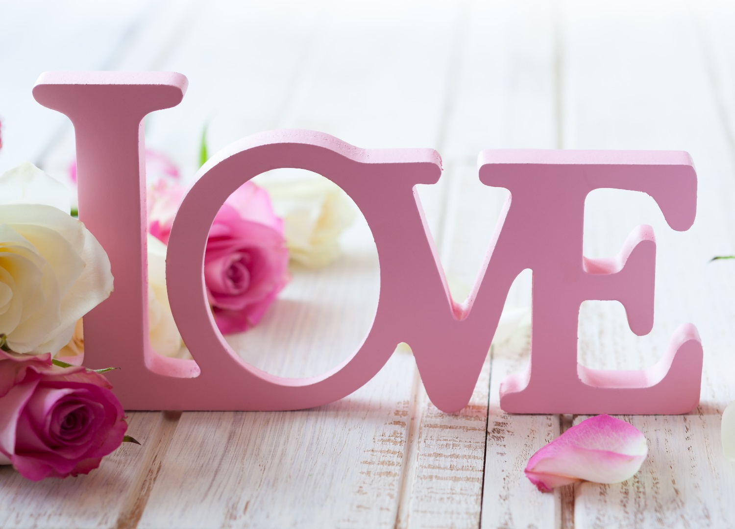 Letras de decoración de amor con concepto de día de San Valentín cortadas con láser