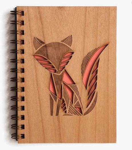 Capa de caderno gravada com raposa cortada a laser