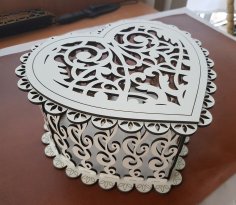 Caja de corazón de madera decorativa cortada con láser
