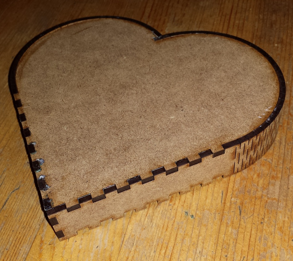 Plantilla de caja de corazón de madera cortada con láser