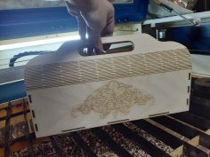 Lasergeschnittene Weinhandtasche aus Sperrholz