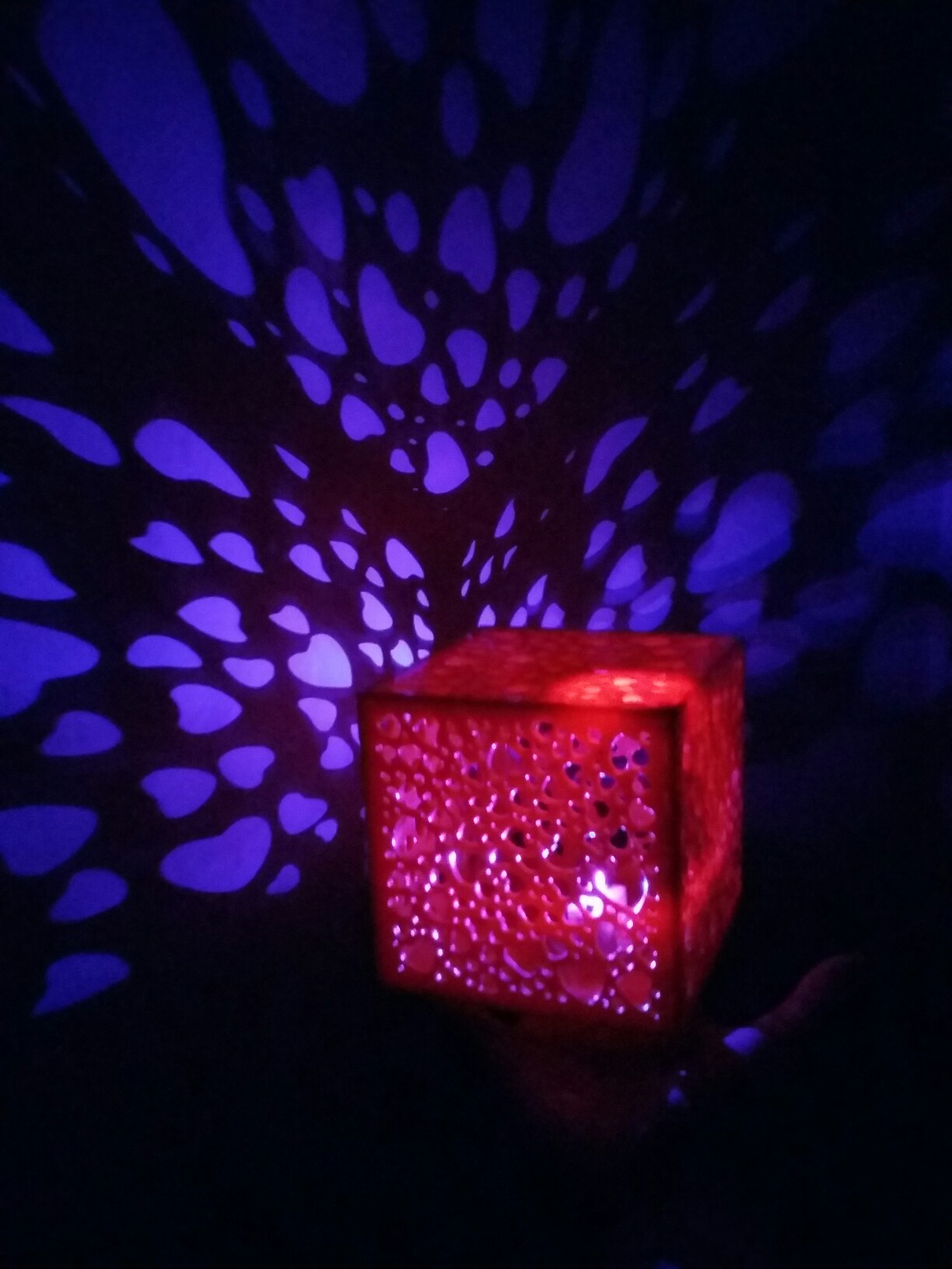 Luz noturna de coração em cubo cortado a laser