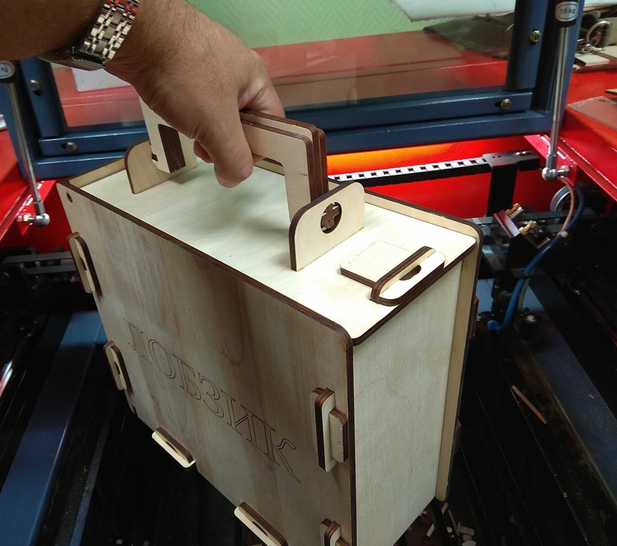 Boîte à valise en bois découpée au laser