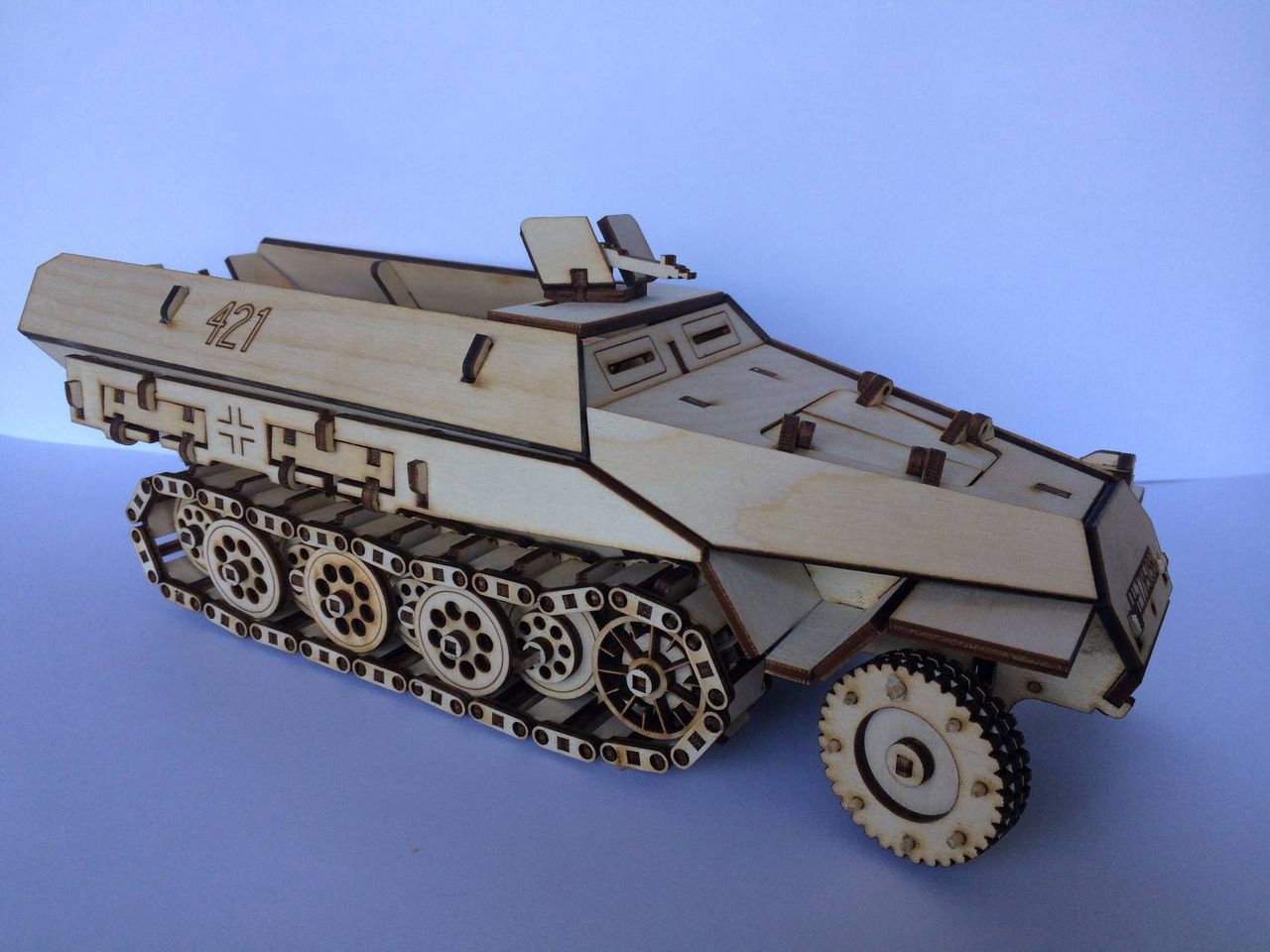 Transporte de personal blindado cortado con láser APC Modelo 3D Juguete de madera