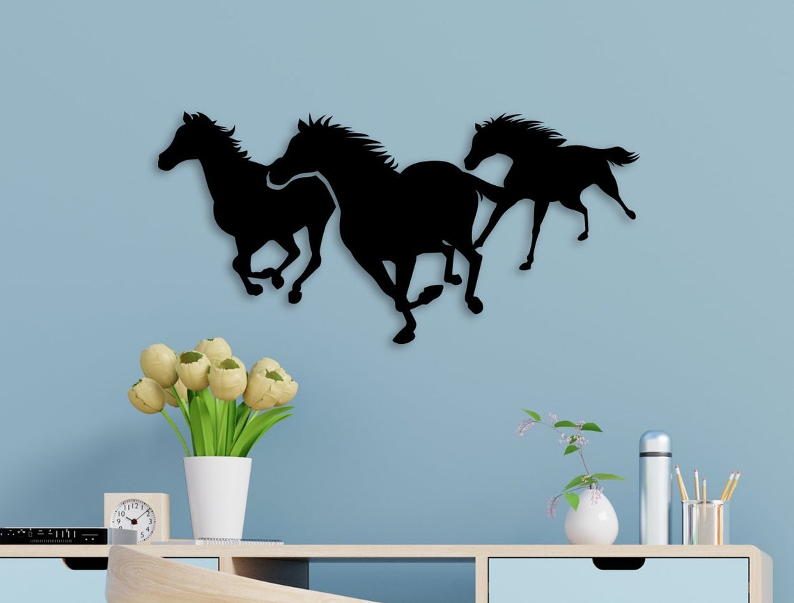 لوحة فنية جدارية لخيول الجري مقطوعة بالليزر