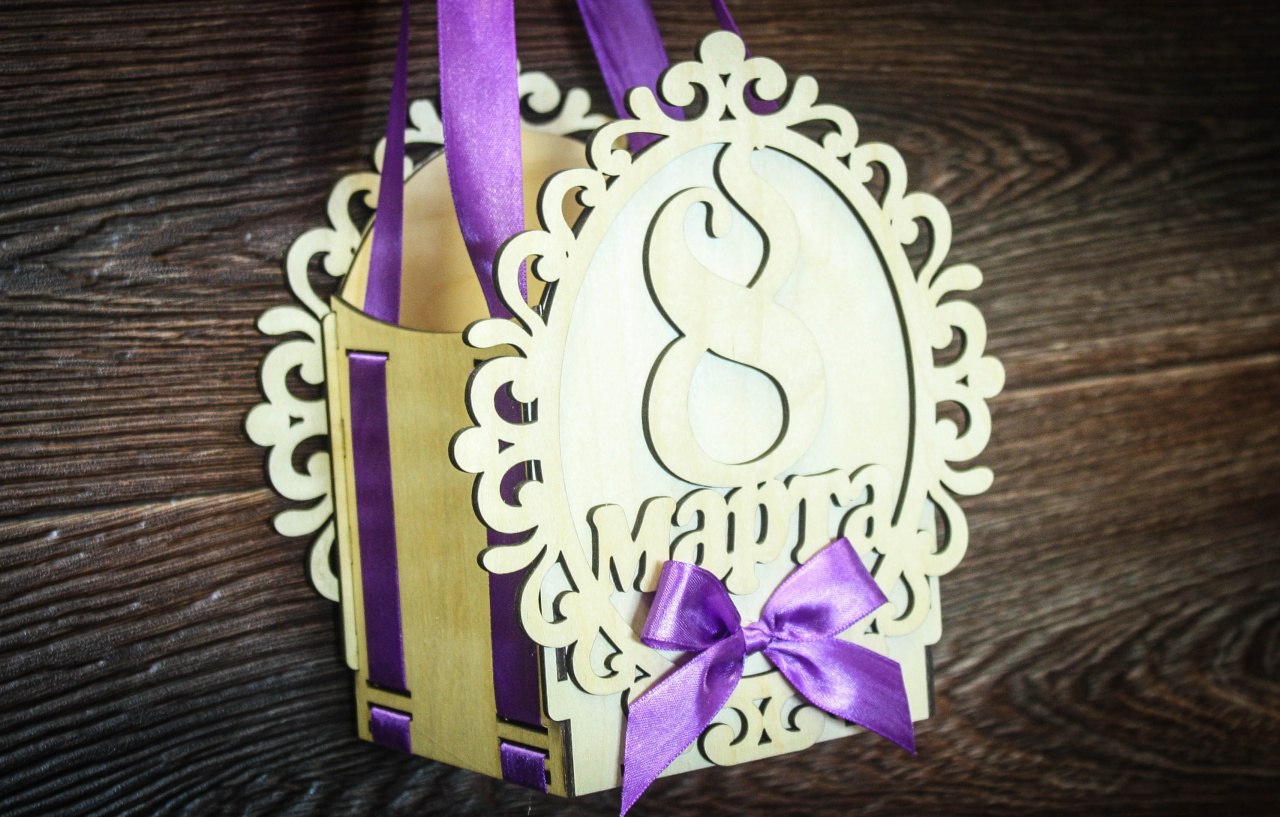 Caja de regalo con decoración cortada con láser para el día de la mujer 8 de marzo