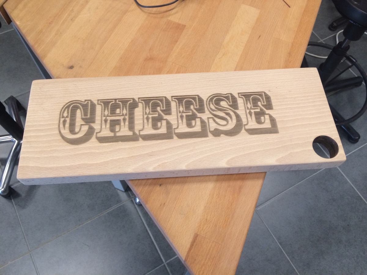 Tábua de cortar projeta queijo cortado a laser