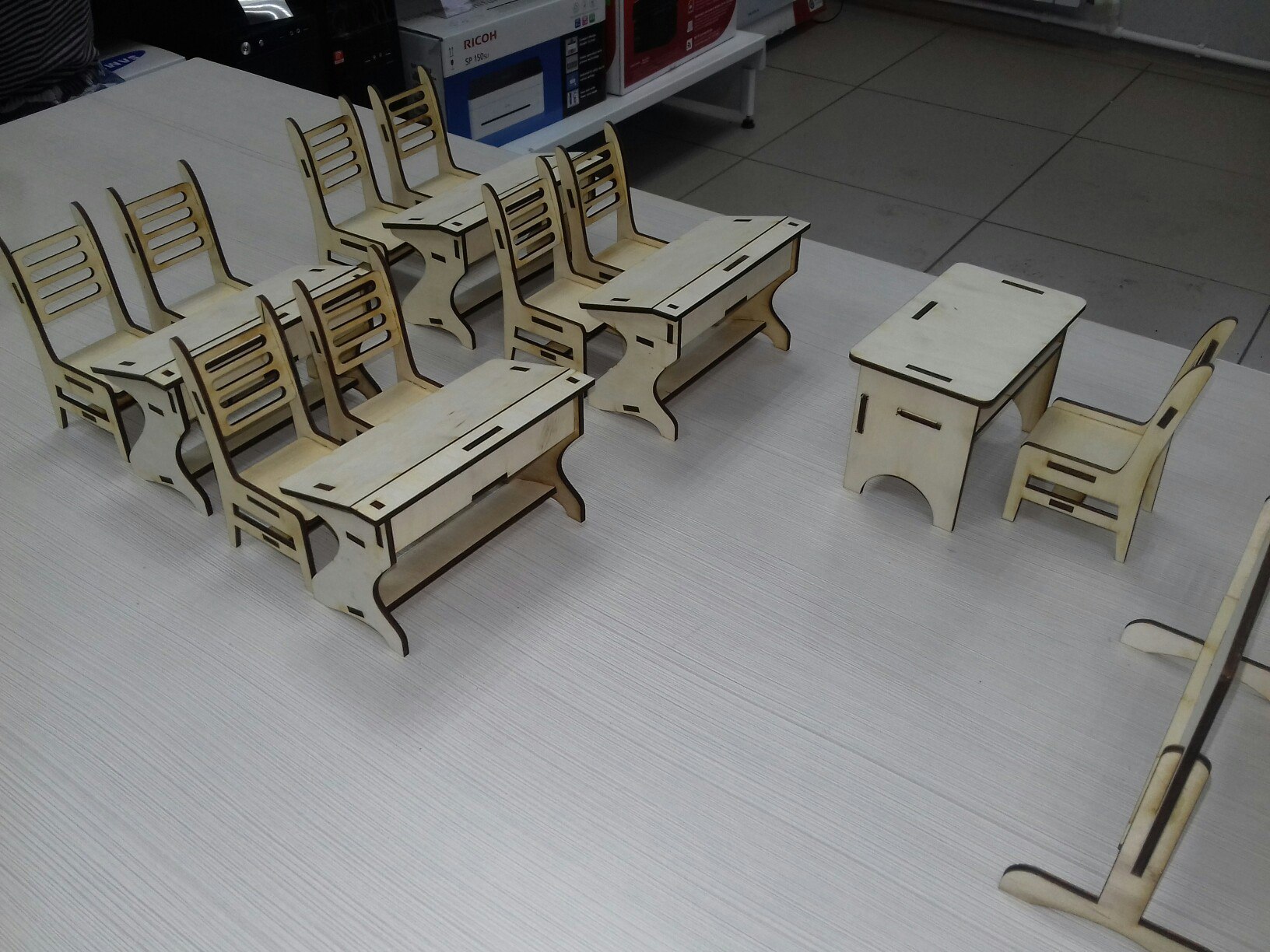 Móveis de sala de aula em miniatura cortados a laser