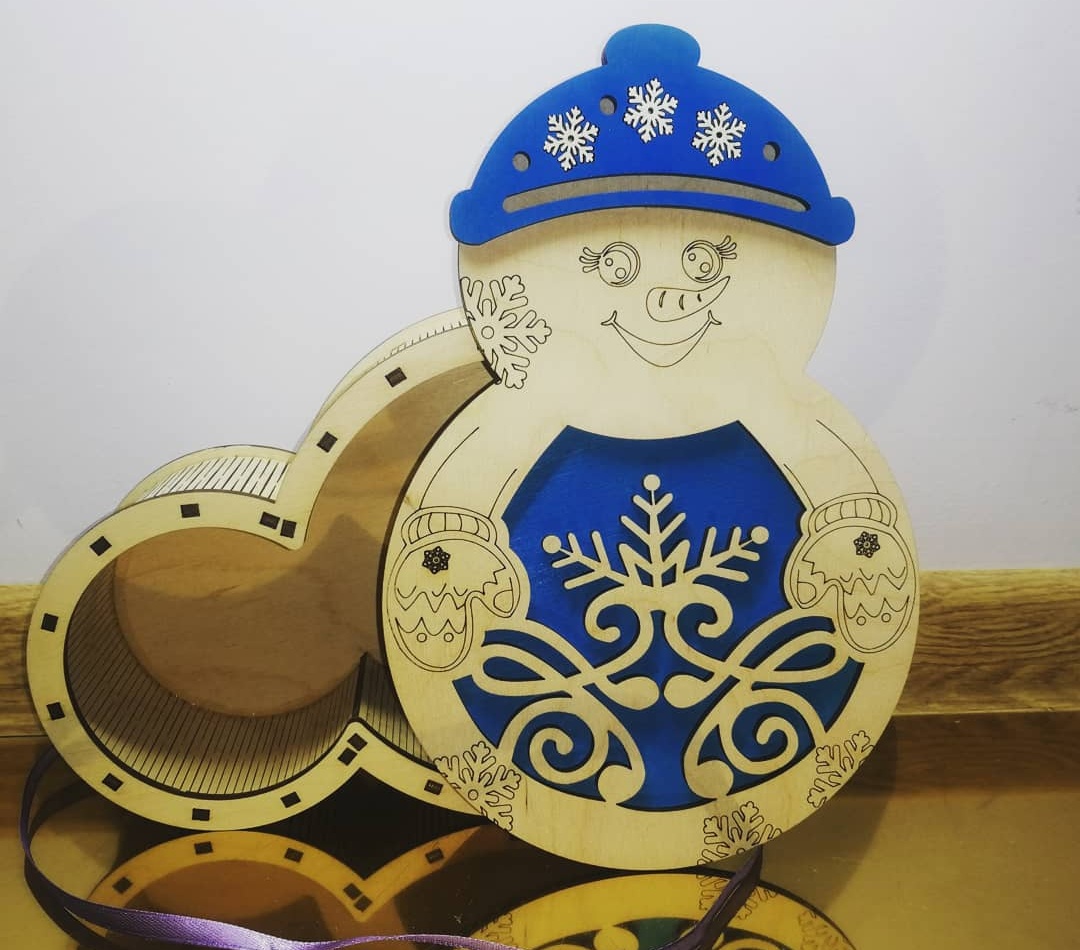 Madera contrachapada de caja de regalo de Navidad de muñeco de nieve cortada con láser
