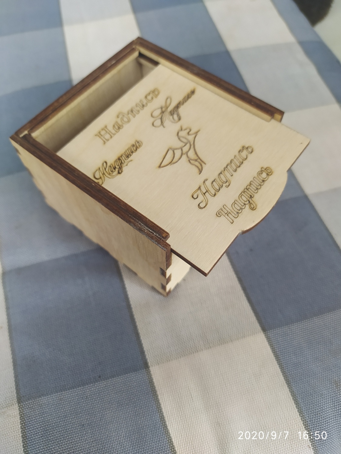 带滑盖的激光切割木制铅笔盒盒