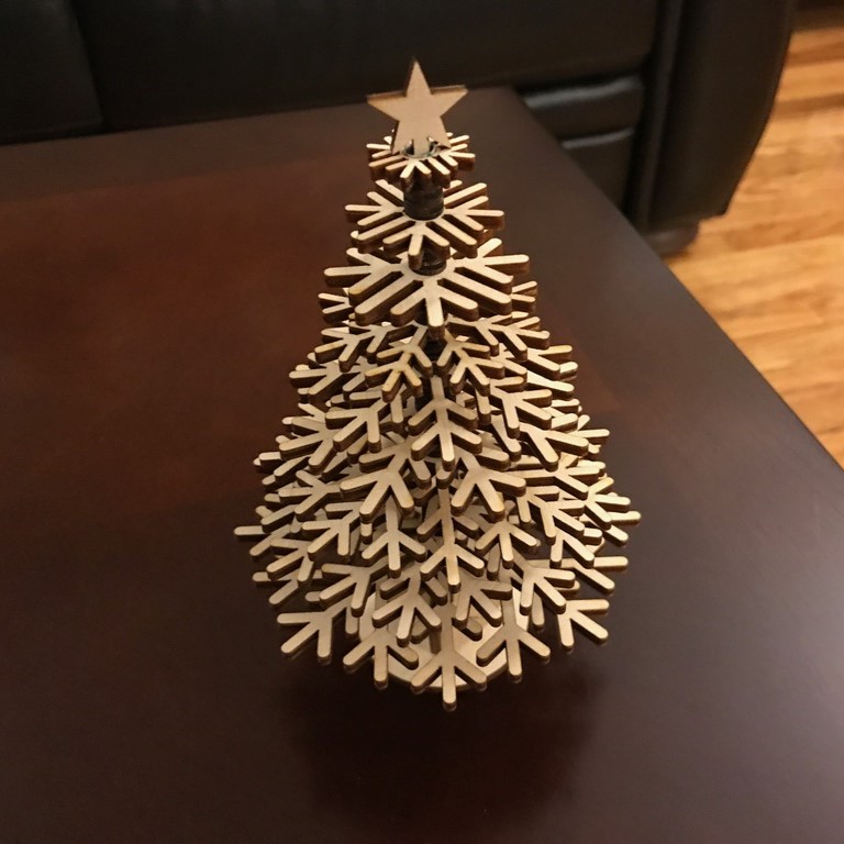 Лазерная резка рождественской елки в плоской упаковке