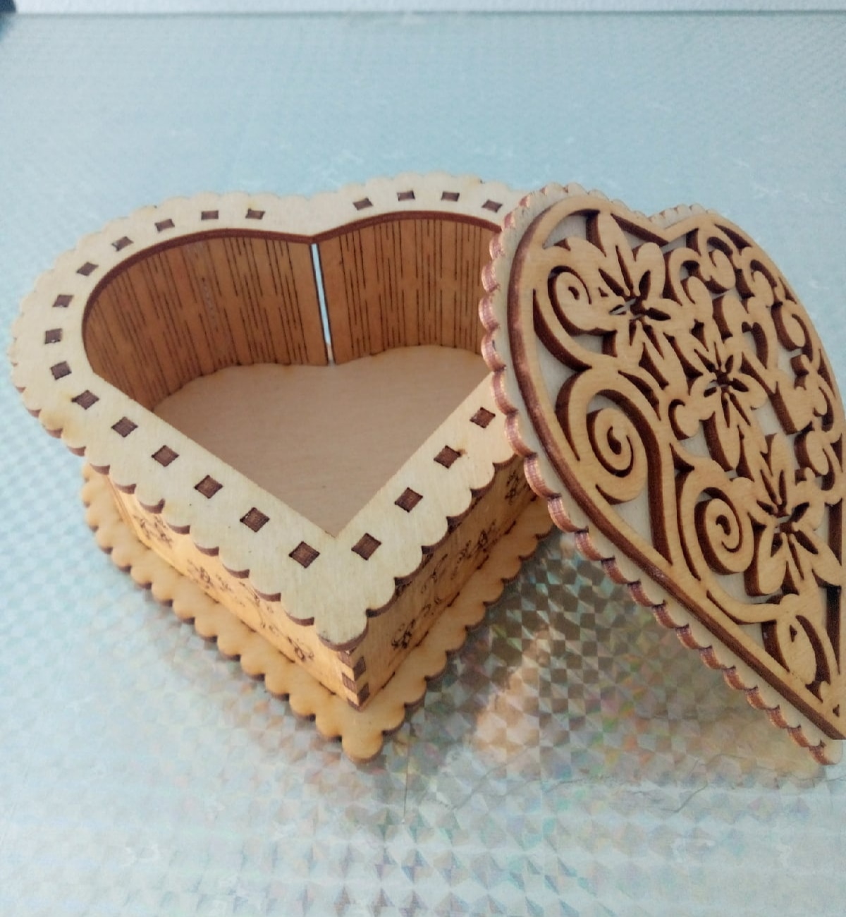 Boîte en forme de coeur en bois découpé au laser