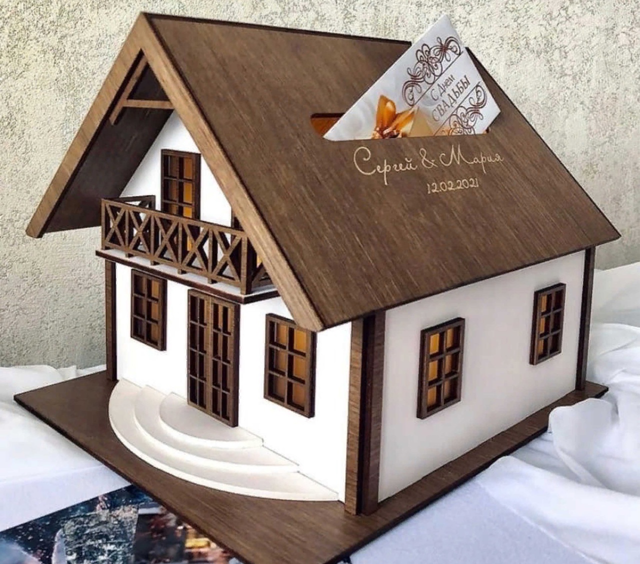 Коробка для свадебных открыток в форме дома с лазерной резкой